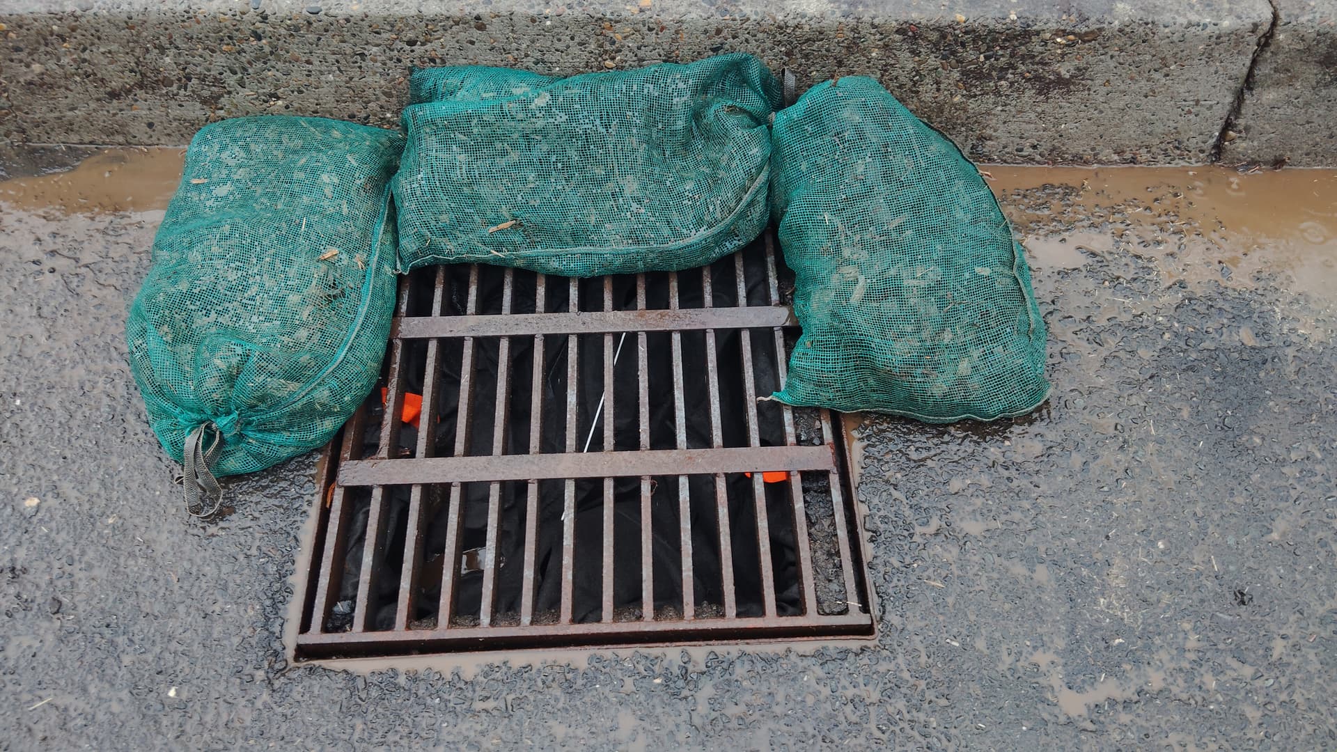 Catch basin inlet with erosion control filter bag